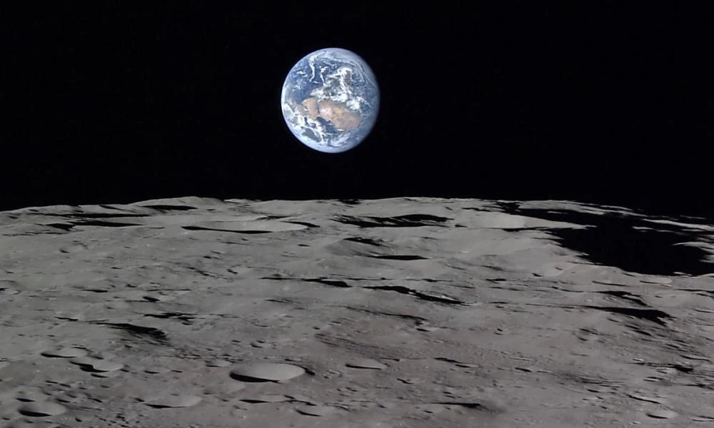 Η Γη δέχτηκε δύο φορές την «επίσκεψη» του ίδιου κοσμικού σώματος με αποτέλεσμα τη γέννηση της Σελήνης